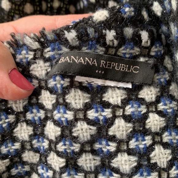 Banana republic scarf variegated pattern in black blue white with fringe - Picture 8 of 10